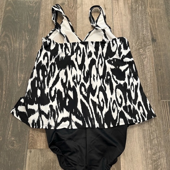 MIRACLESUIT WOMEN'S BLACK/WHITE ONE PIECE SWIMSUIT SZ 12 - Picture 2 of 5